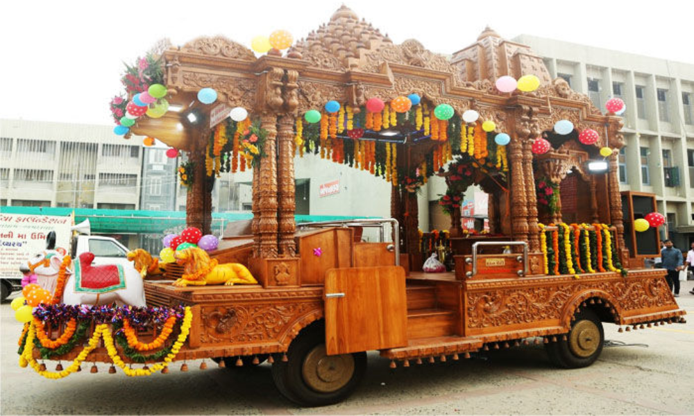 _Maa Umiya Rath Arrives in Rajkot; Devotees Welcome with Garba and Talvar Raas (1)